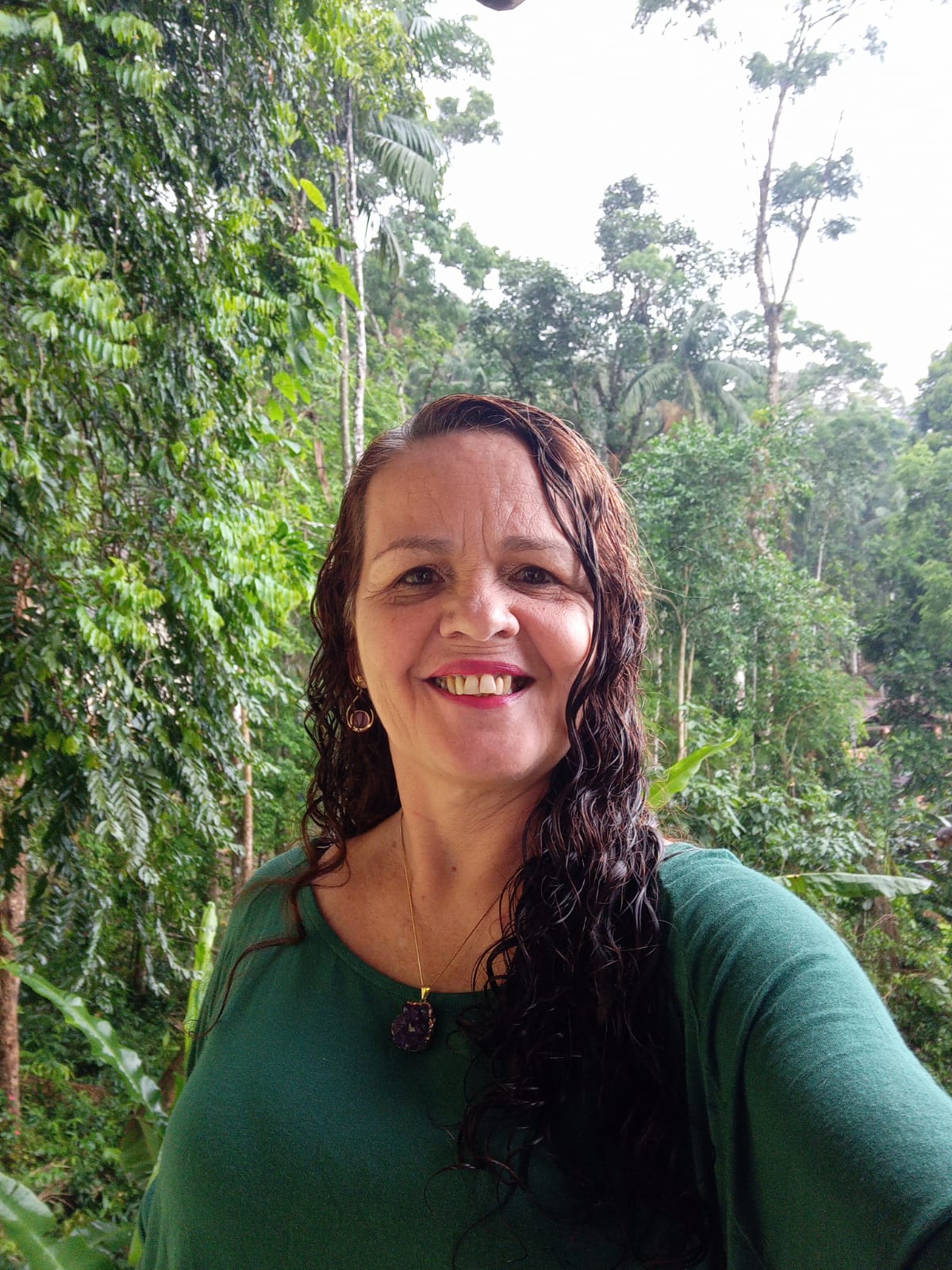 Mulher segurando um buquê de lírios