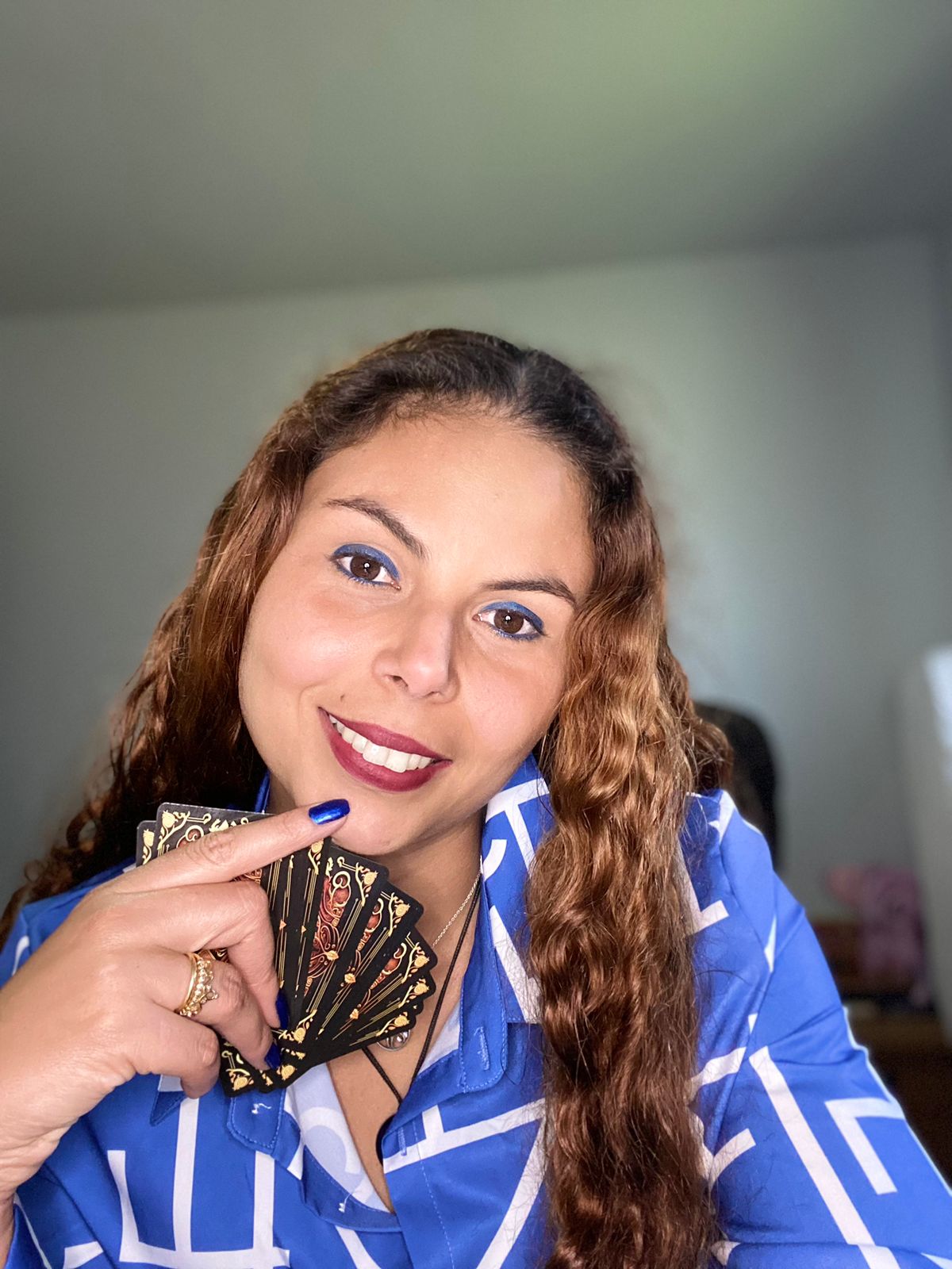 Mulher com saia arco-íris